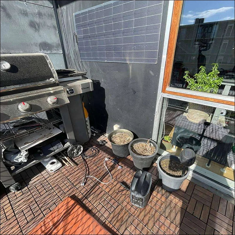 Gasgrill auf holzboden mit pflanzen und flexibles solarpanel 970x540 mm zum erweitern