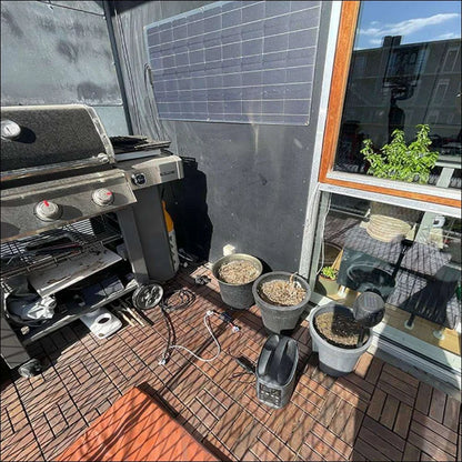 Gasgrill auf holzboden mit pflanzen und flexibles solarpanel 970x540 mm zum erweitern