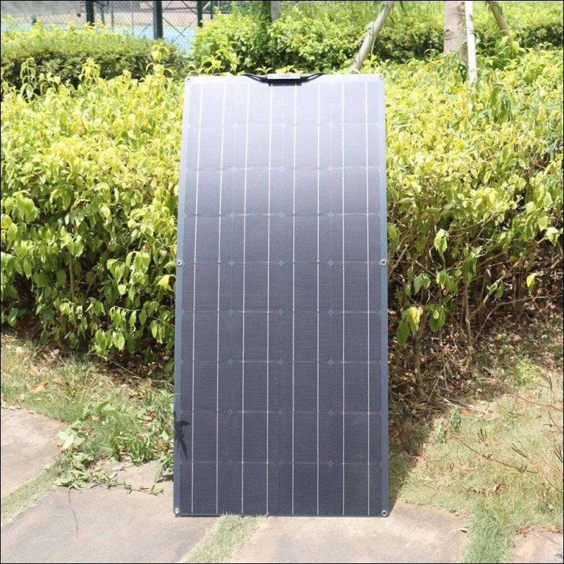 Flexibles solarpanel zum erweitern auf gras für ihre solarfläche vergrößern