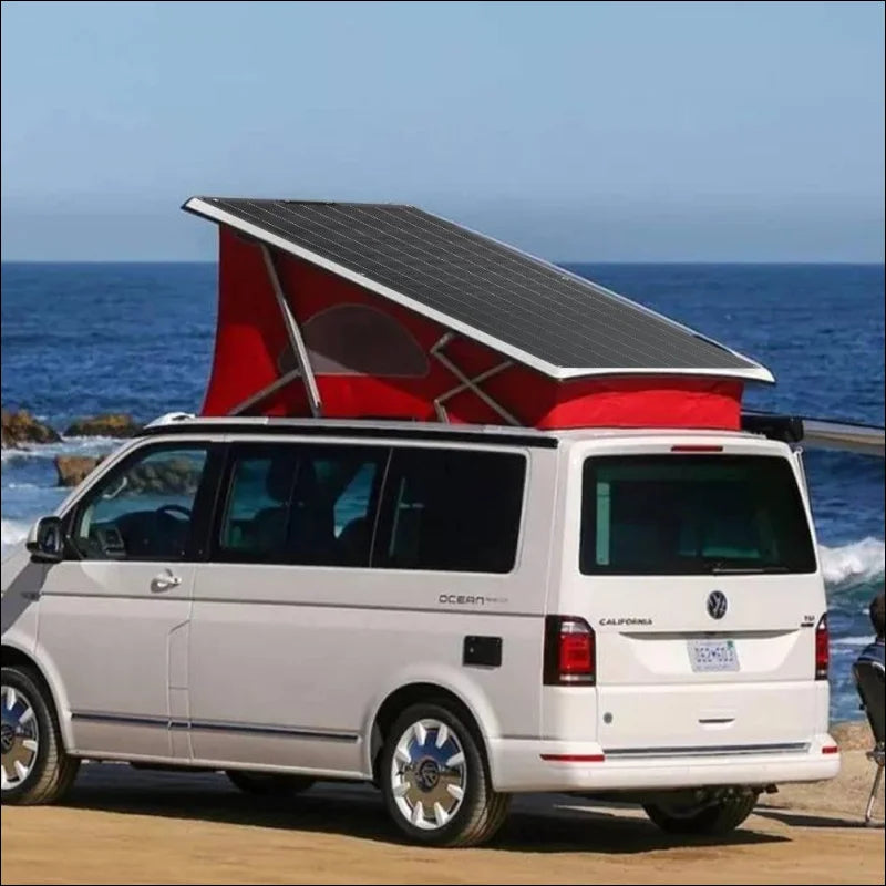 Volkswagen campervan mit aufklappbarem dach am ozean, ausgestattet mit flexiblem solarpanel