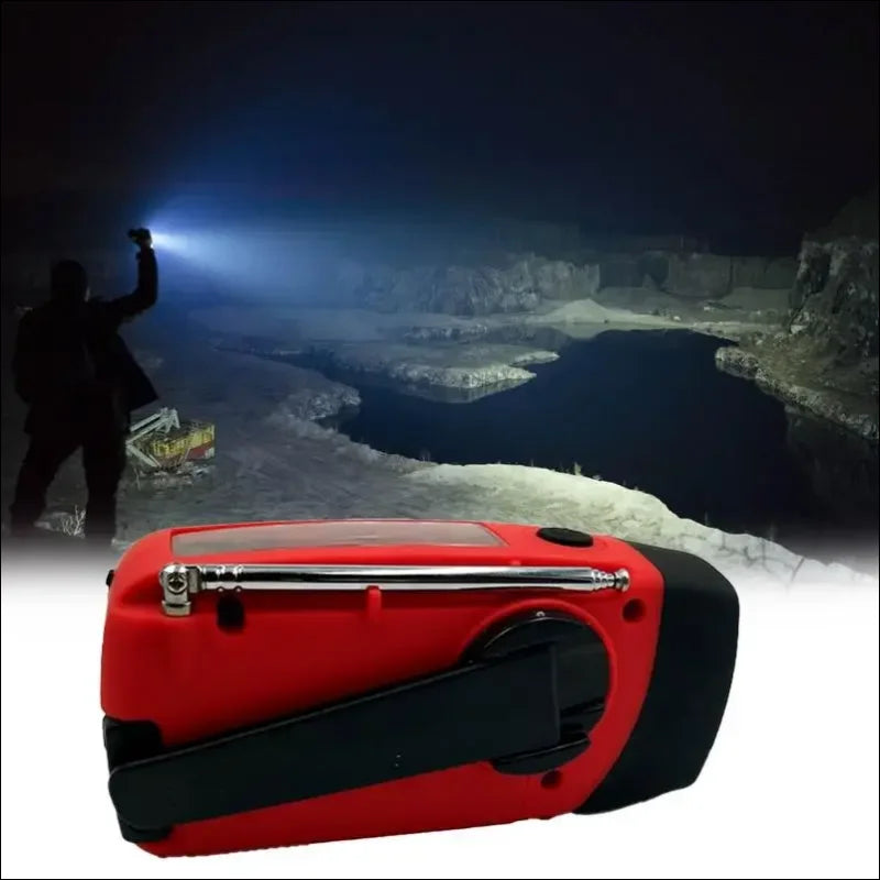 Rotes und schwarzes handkurbelradio mit notstrom powerbank und solarpanel sowie taschenlampe