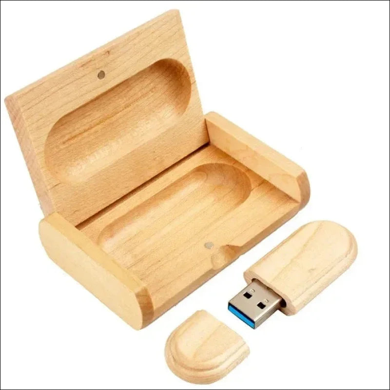 Holzbox mit scharnierdeckel, die einen usb-stick aus holz enthält.