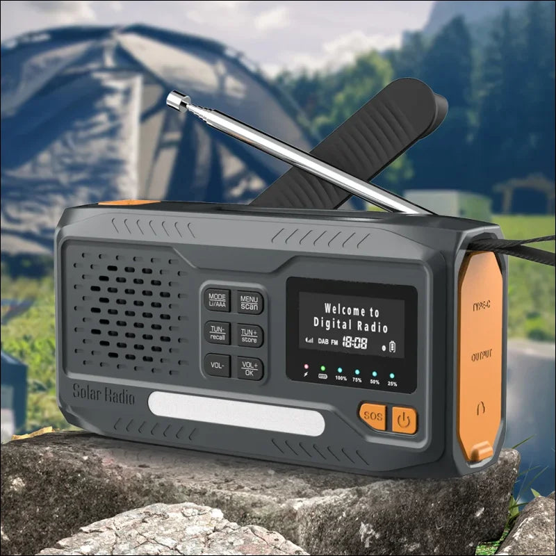 Solarbetriebenes digitalradio mit ausziehbarer antenne und orangefarbenen akzenten.