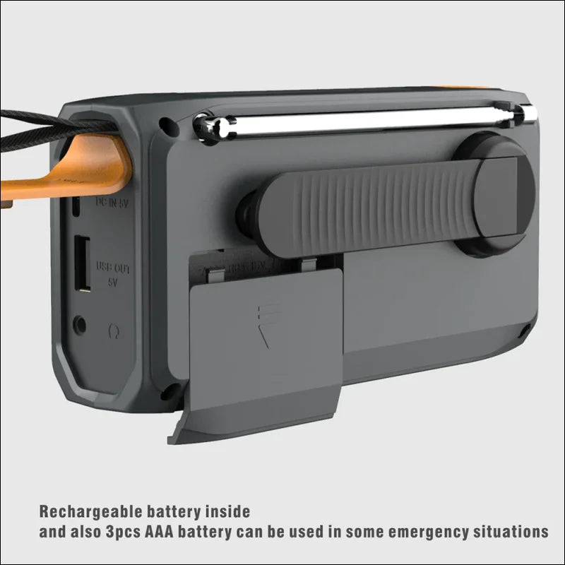 Tragbares funkgerät mit wiederaufladbarer batterie und aaa-notfallbatterieoption.