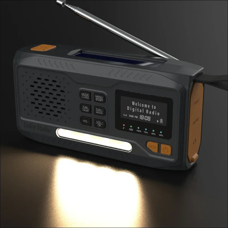 Digitales radio mit eingebauter taschenlampe und ausziehbarer antenne.