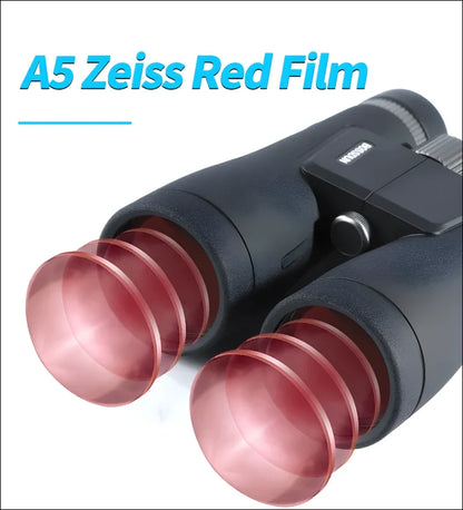 Fernglas mit rot getönten linsen und der aufschrift ’a5 zeiss red film’.