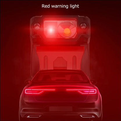 Mini led-stirnlampe mit typ-c-ladung und klammer, rotes warnlicht über beleuchtetem auto