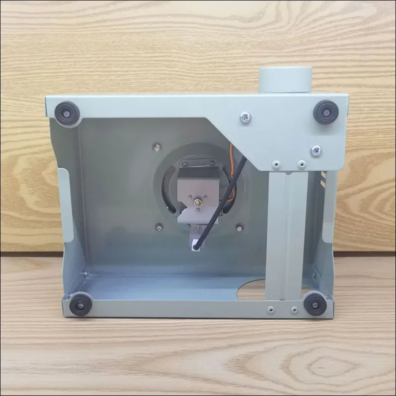 Metallgehäuse mit einem internen mechanismus, wahrscheinlich teil eines mechanischen oder elektronischen geräts.