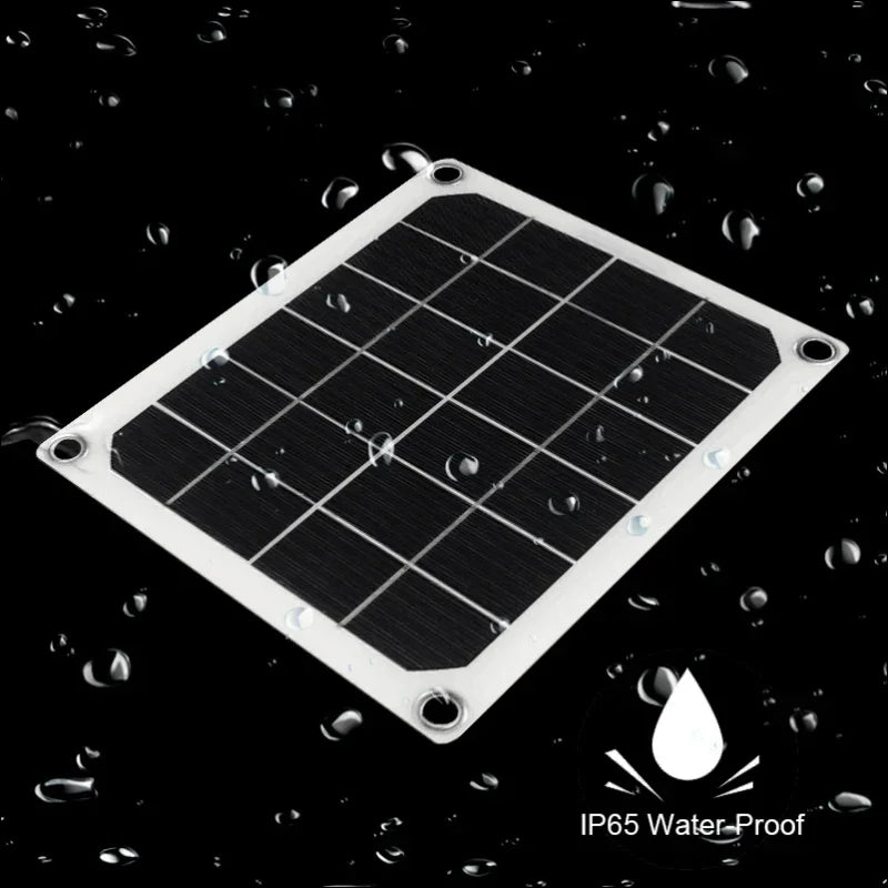 Wasserdichtes solarpanel mit wassertropfen auf der oberfläche.