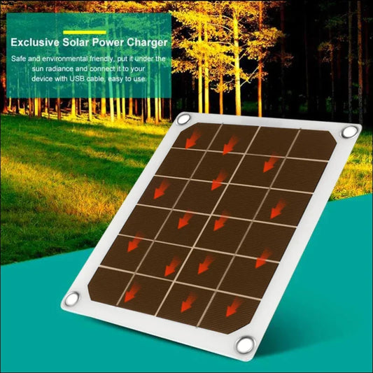 Solarenergie-ladegerät mit einem netz aus photovoltaikzellen und usb-anschlussmöglichkeit.