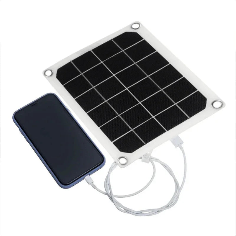 Tragbares solarpanel-ladegerät, das mit einem smartphone verbunden ist.