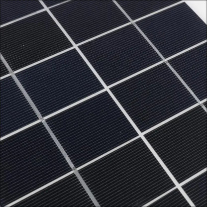 Solarmodul mit einem gittermuster aus photovoltaischen zellen.