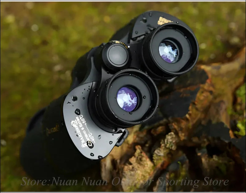 Ein schwarzes fernglas mit wassertropfen auf der oberfläche.