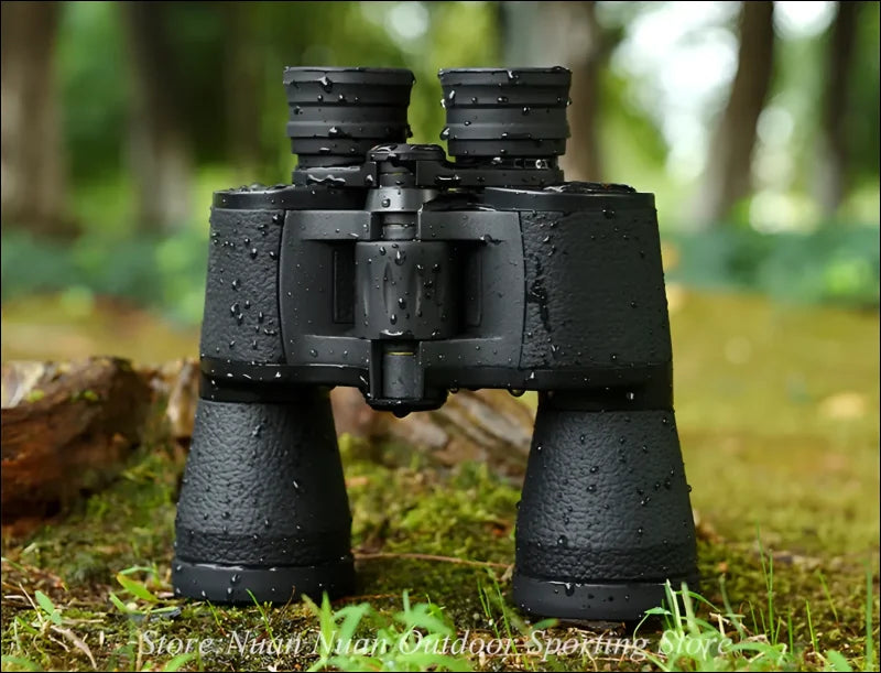 Ein schwarzes fernglas mit wassertropfen auf der oberfläche.