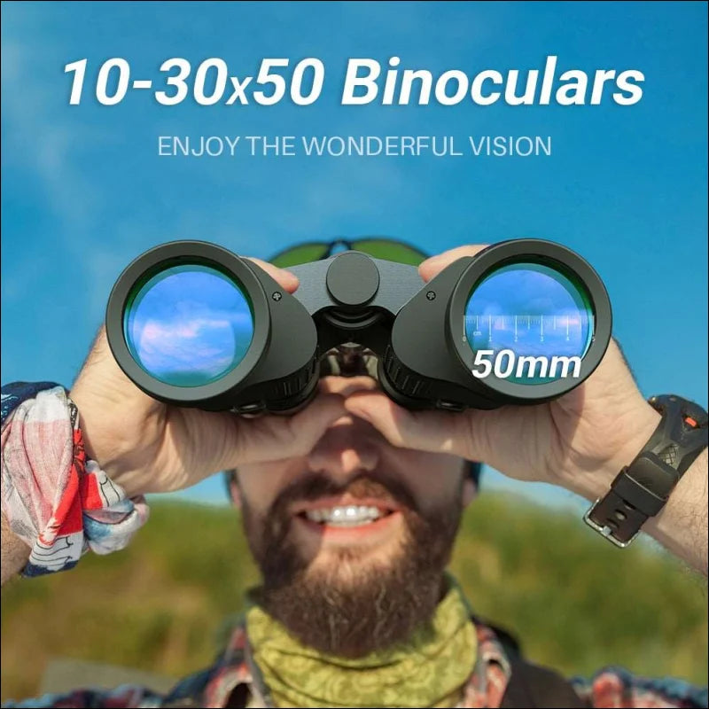 Mann blickt durch das apexel fernglas 10-30x50 mit großer optik und teleskopobjektiv.