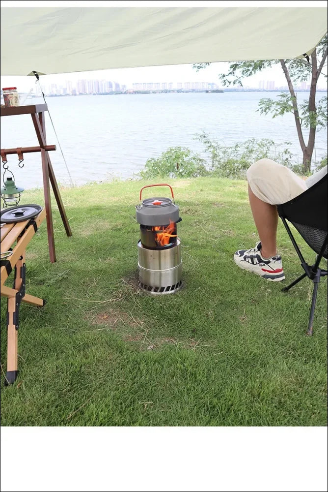 Tragbarer campingkocher mit einer flamme, die im inneren brennt.