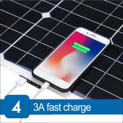 Smartphone, das auf seinem bildschirm ein akkuladesymbol anzeigt, das auf einem solarpanel angebracht ist.