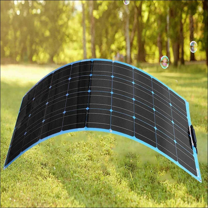 Biegsames 12v solarpanel mit blauem sternenmuster für flexible energiegewinnung