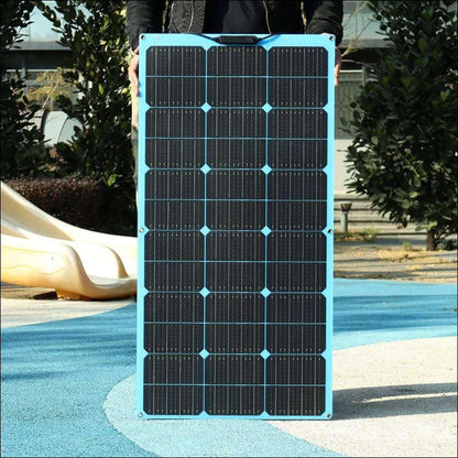 Eine frau hält ein biegsames 12v solarpanel für flexible energiegewinnung