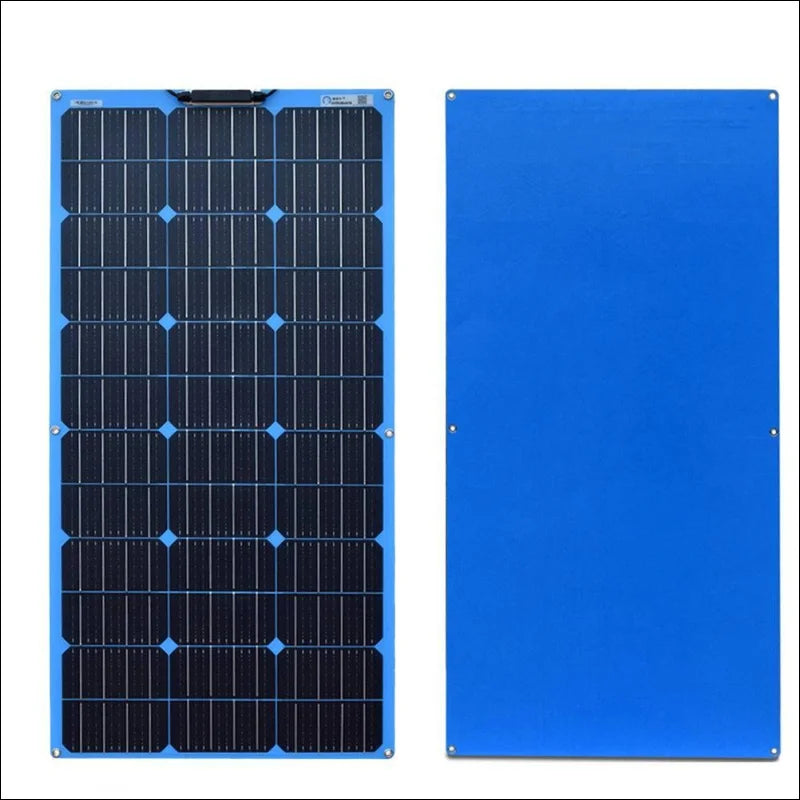 Blaues biegsames 12v solarpanel für flexible energiegewinnung auf weißem hintergrund