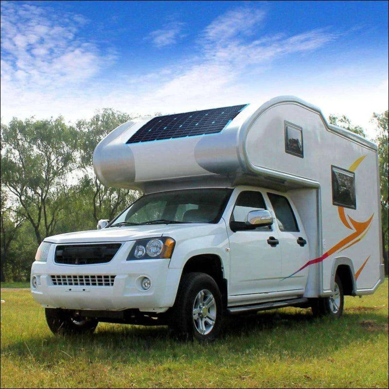 Weißer lkw mit solarpanel auf dem dach - biegsames 12v solarpanel für flexible energie