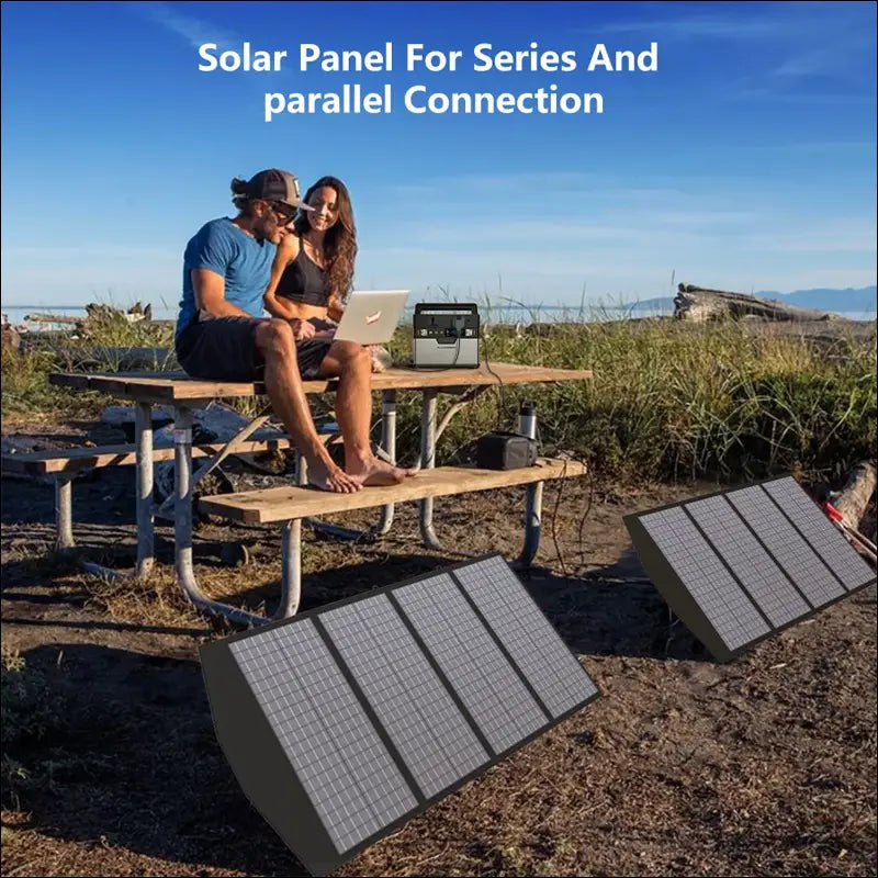 Mann und frau auf bank mit faltbarem 400-w-solarmodul für den außenbereich