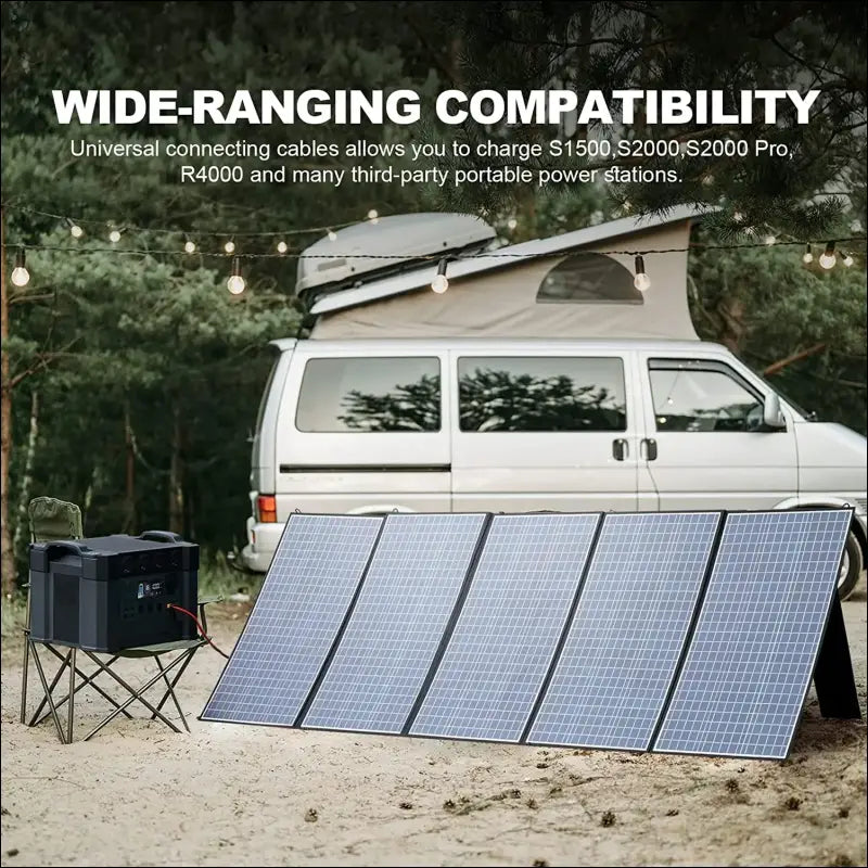 Ein van mit faltbarem 400-w-solarpanel im wald – faltbares solarmodul für den außenbereich