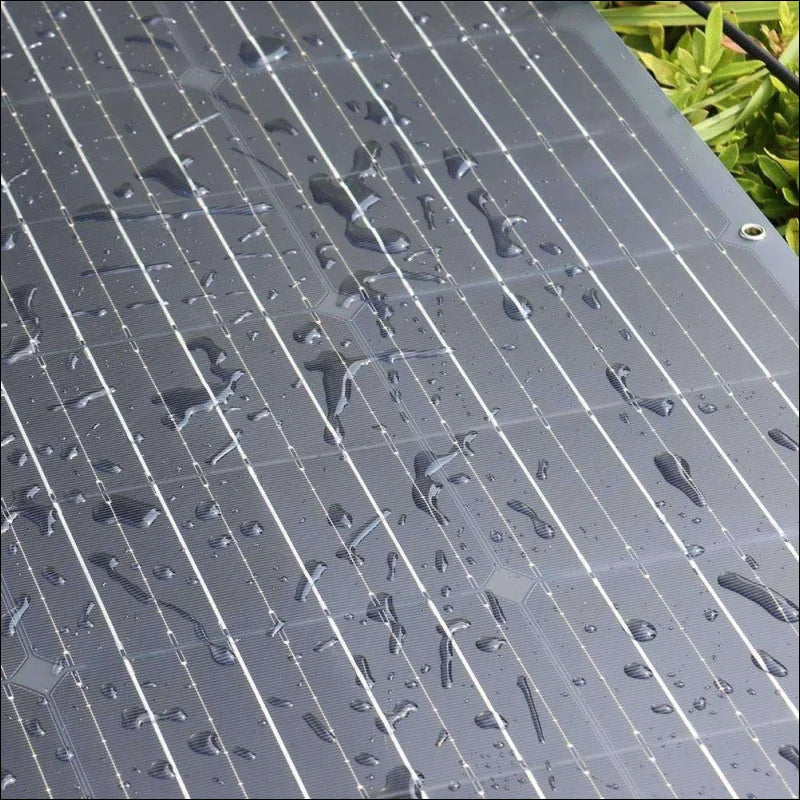 Flexibles solarpanel mit wassertröpfchen – ideal für wohnmobile und einfache installation