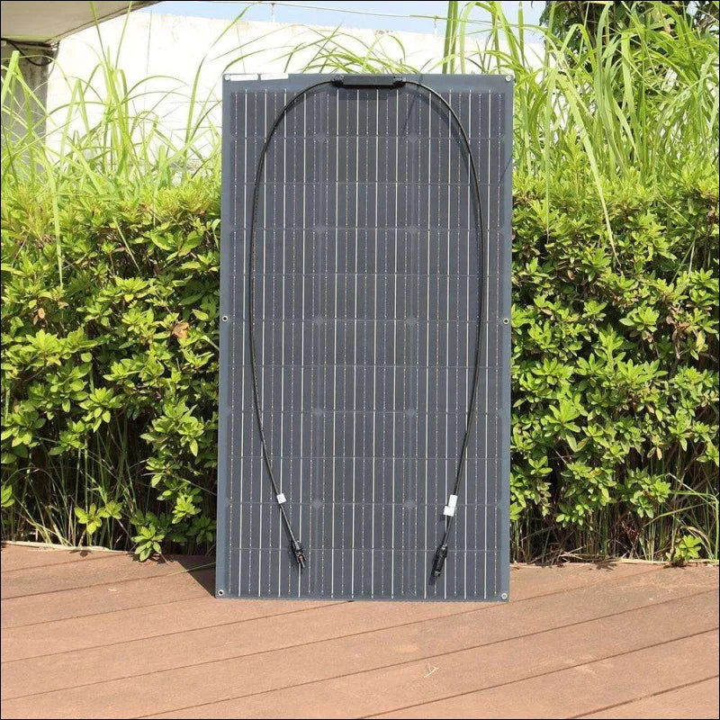 Flexibles solarpanel mit stromkabel im solarpanel kit für wohnmobile, einfache installation