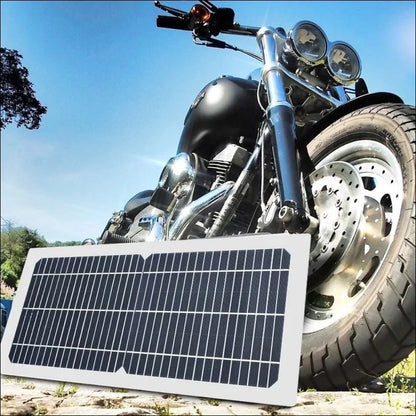 Motorrad mit tragbarem solarpanel lädt ihr handy schnell auf.