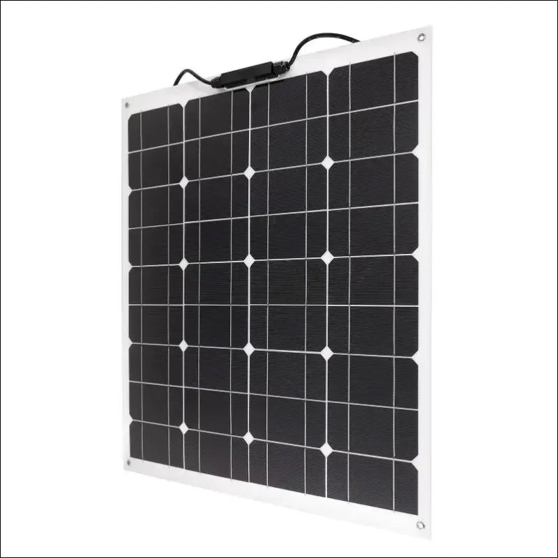 Monokristallines solarpanel 50w mit usb controller auf weißem hintergrund