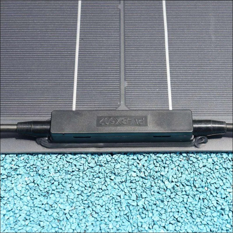 Schwarzer türgriff eines autos mit solarladegerät flexibles solarpanel kit 970x540mm