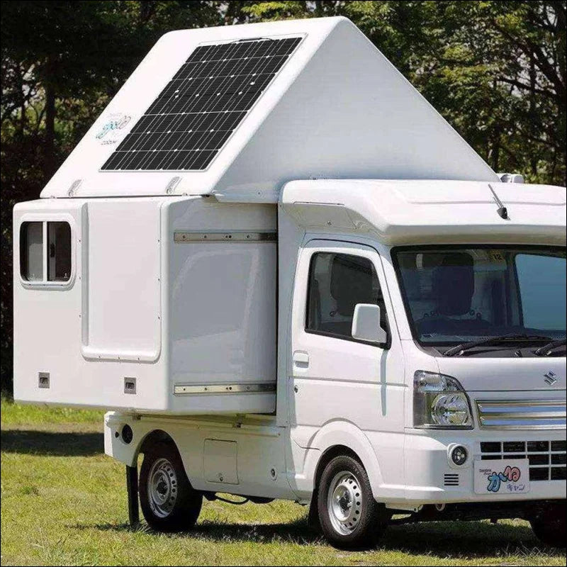 Weiße camper mit 12v 300w solarpanel auf dem dach - perfekte energie für unterwegs