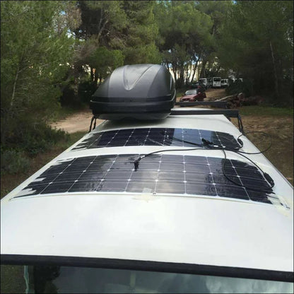 Auto mit sunpower 300w wasserdichtem solarpanel 12v auf dem dach für unterwegs