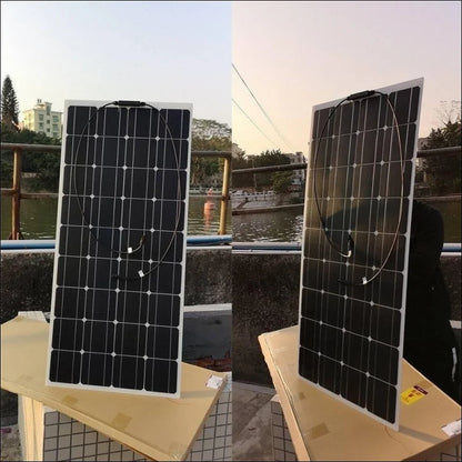 Zwei sunpower 12v 300w wasserfeste solarpanels auf einer bank für zuverlässige energie