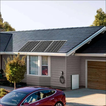 Rotes auto vor haus mit sunpower 12v 300w solarpanel - zuverlässige energie für unterwegs