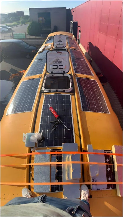 Solarbetriebenes boot auf dem wasser mit sunpower 300w wasserfestem solarpanel 12v