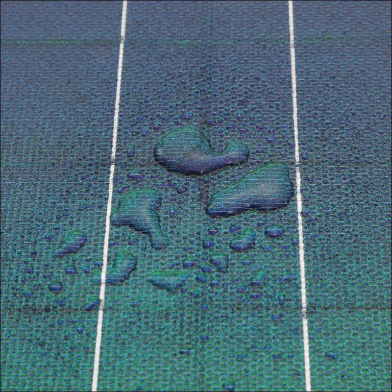 Wassertropfen auf blauer Oberfläche eines Solarpanels mit UV Schutzbeschichtung