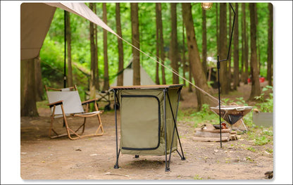 Aluminium campingtisch im wald mit tisch und stühlen für picknicks und grillabende im freien