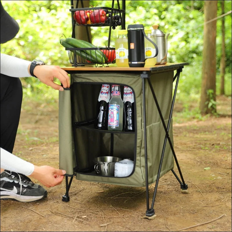 Person füllt wasserflasche in kühlbox für picknicks und grillabende im freien.