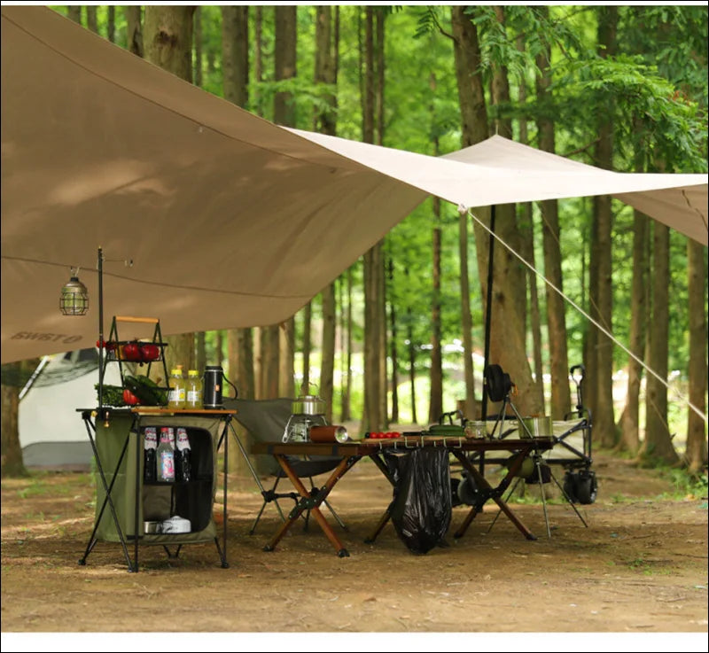 Zelt mit tisch und stühlen im wald - perfekt für picknicks und grillabende im freien!