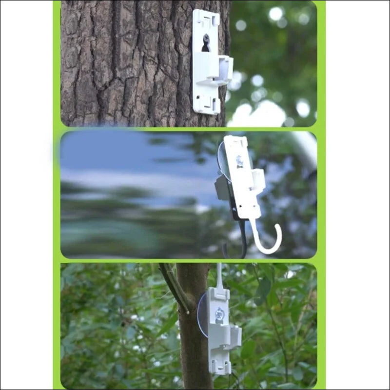 Baum mit weißer kamera beim einsatz der tragbaren elektrischen campingdusche zu sehen