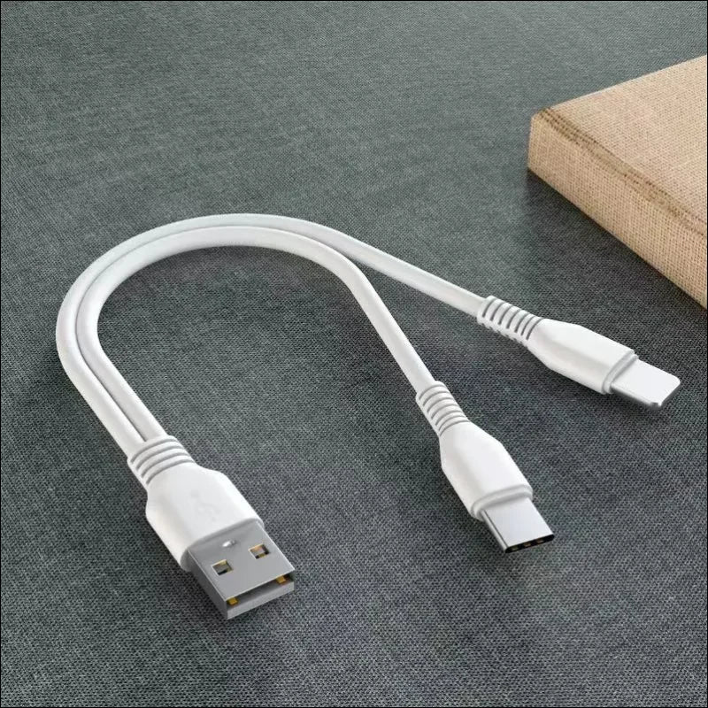 Weißes usb-kabel mit einem usb-a-stecker und zwei usb-c-steckern.