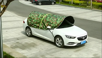 Weißes Auto mit Camouflage-Schutz für autodach sonnenschutz und Sonnenschirm für Autos