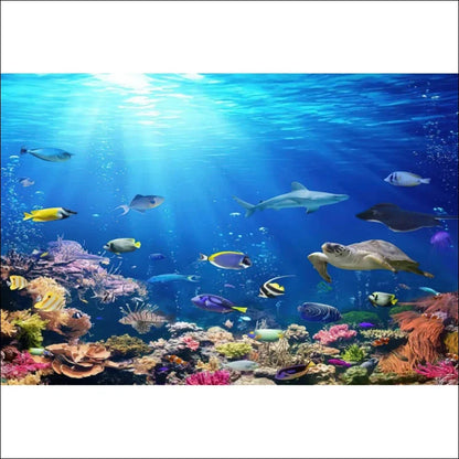 Eine große gruppe fische schwimmt im ozean tiefe aquarium wandbild mit korallen im blauen wasser