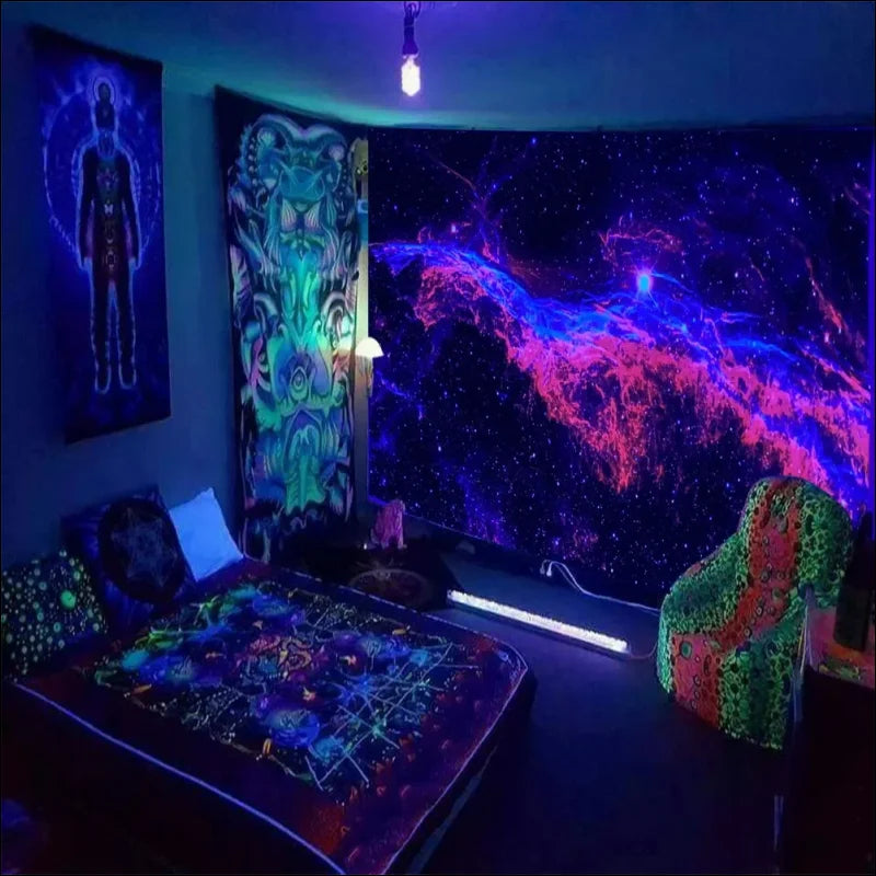 Schlafzimmer mit bett und großem fenster, psychedelischer lichtteppich - baum des lebens