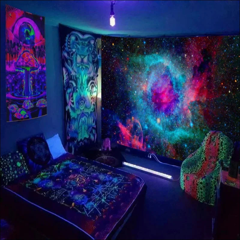 Ein schlafzimmer mit einem bett und einem großen gemälde. Psychedelischer lichtteppich