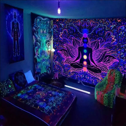 Ein zimmer mit bett und einem ’baum des lebens’ psychedelischer lichtteppich an der wand