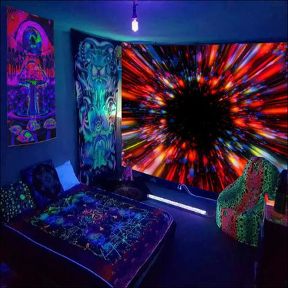 Ein schlafzimmer mit baum des lebens psychedelischer lichtteppich über dem bett