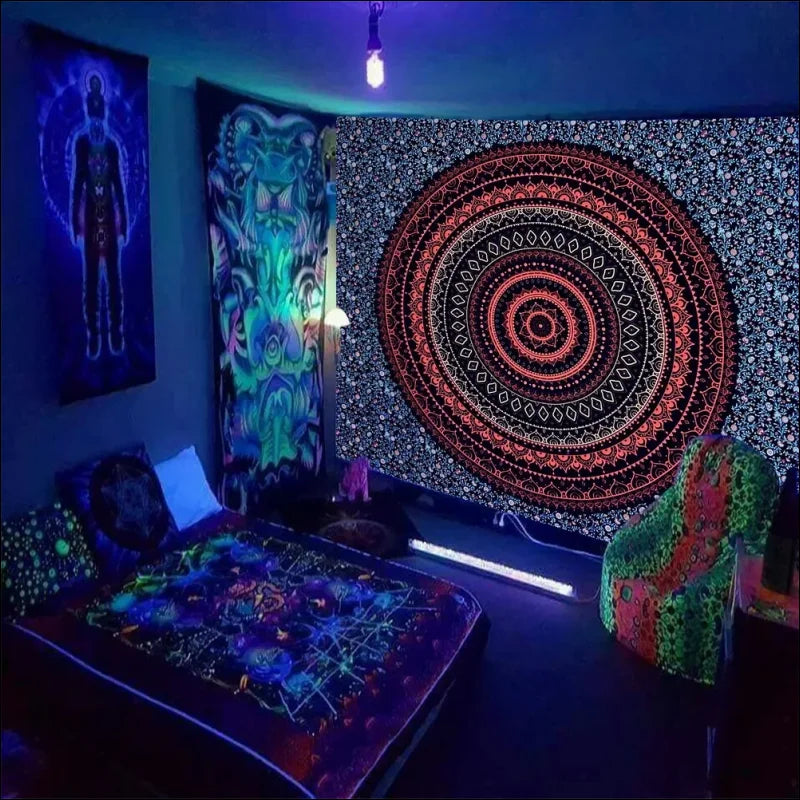 Ein raum mit einem bett und dem großen psychedelischer lichtteppich - baum des lebens